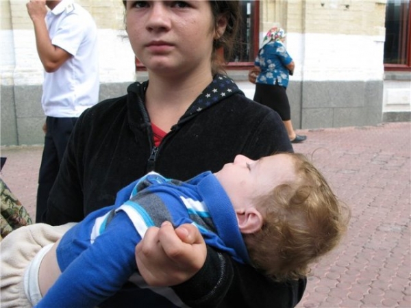 Горе-мать попрошайничала с ребенком