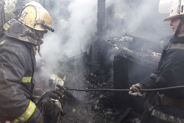 Пожар в барачном доме полностью уничтожил одну из квартир