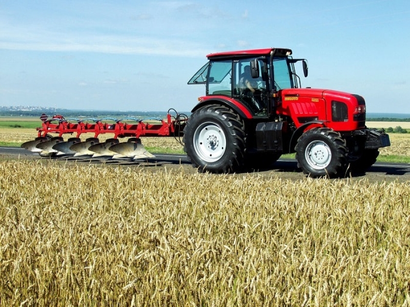 На Харьковщине под колесами трактора погиб иностранец