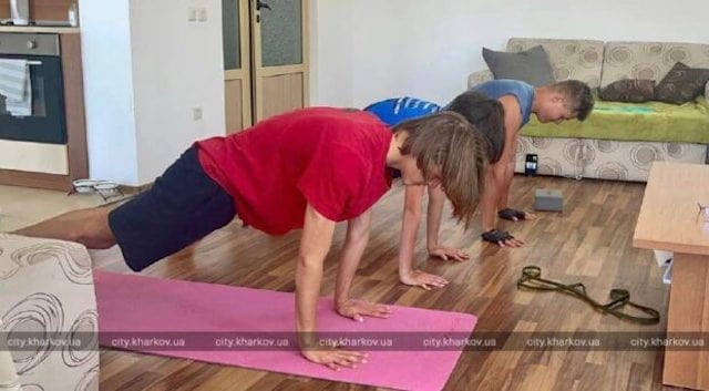 Школьники из Харькова установили рекорд в эстафете отжиманий