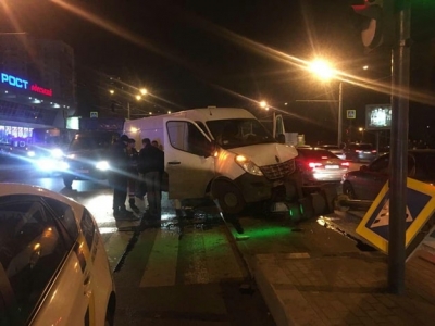 В Харькове фургон столкнулся с легковушкой, а после – снес светофор (фото)