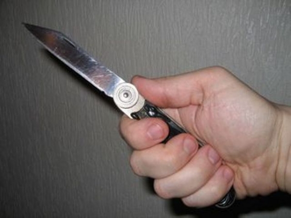 Мужчина угрожал врачам ножом