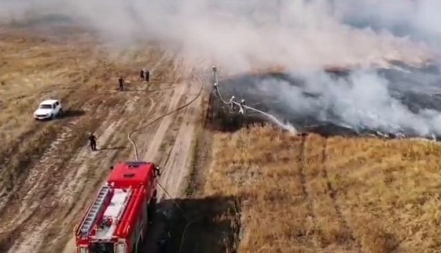 Пожарные все еще не справились с возгораниями на военном полигоне