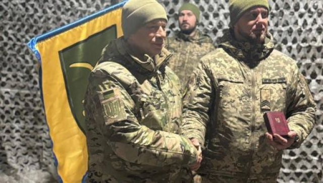 Александр Сырский наградил харьковчанина, который эвакуировал раненых бойцов