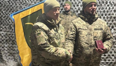 Александр Сырский наградил харьковчанина, который эвакуировал раненых бойцов