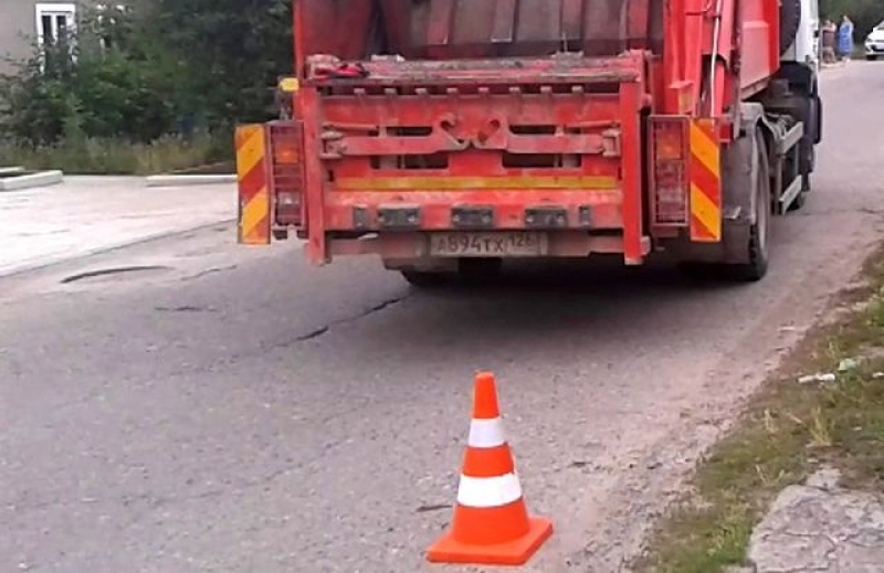 В Харькове школьницу сбил мусоровоз: девочка в тяжелом состоянии