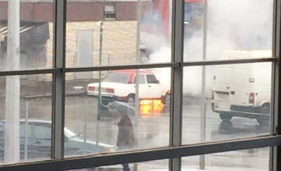 В Харькове возле метро вспыхнул автомобиль (видео)