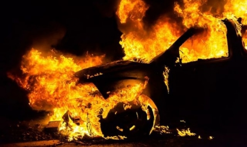 Под Харьковом в гараже полностью сгорело авто, владелец с ожогами в больнице