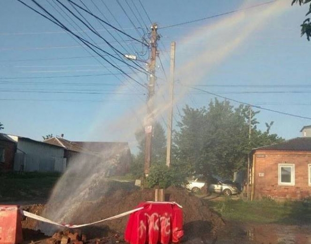 На Тюринке из-под земли бьет фонтан воды (фотофакт)