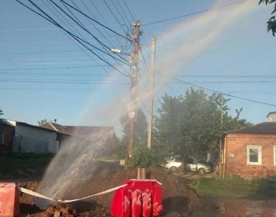 На Тюринке из-под земли бьет фонтан воды (фотофакт)