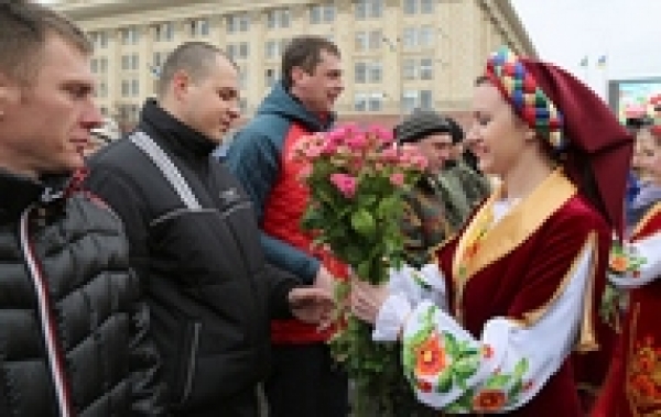 В Харькове встречали бойцов из зоны АТО