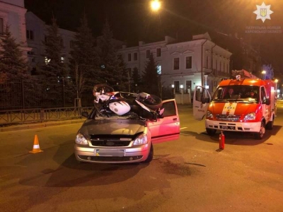 В центре Харькова мотоцикл влетел на крышу легковушки (фотофакт)