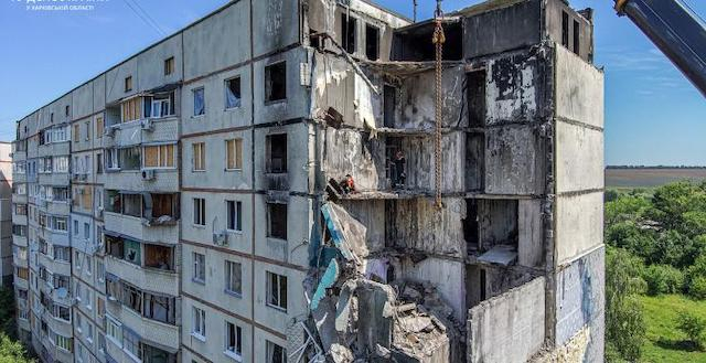 Спасатели разбирают поврежденный обстрелами 9-этажный дом на Северной Салтовке