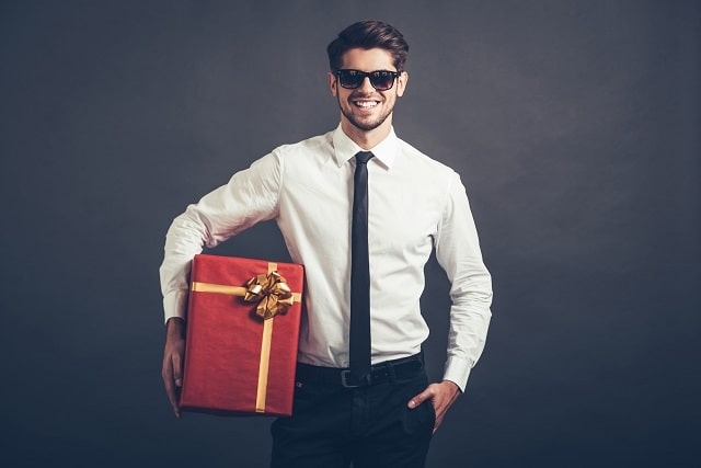 Что подарить другу на День рождения: варианты оригинальных подарков