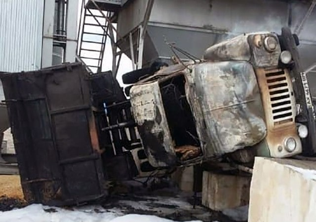 В поселке Кегичевка загорелся зерновоз – водитель погиб