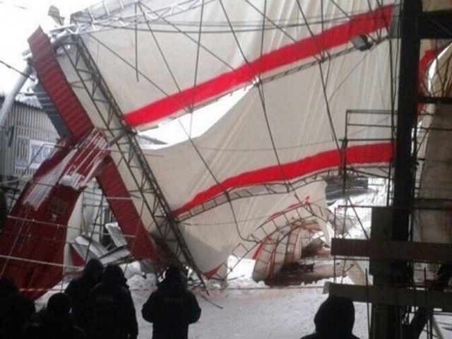 На Барабашово обрушилась крыша одного из павильонов (фотофакт)