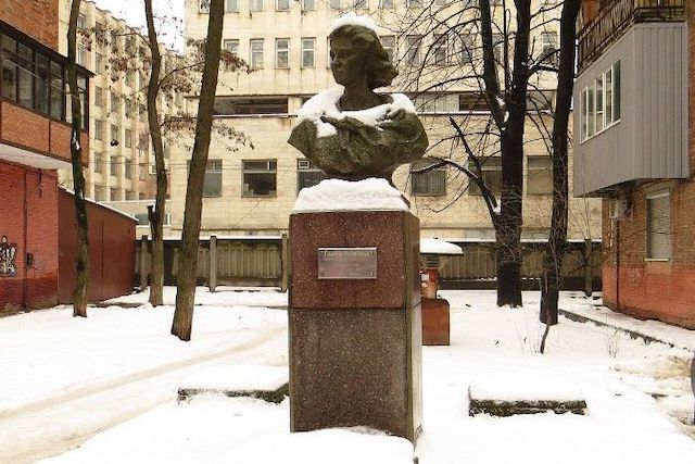 В центре Харькова демонтируют еще один памятник эпохи СССР