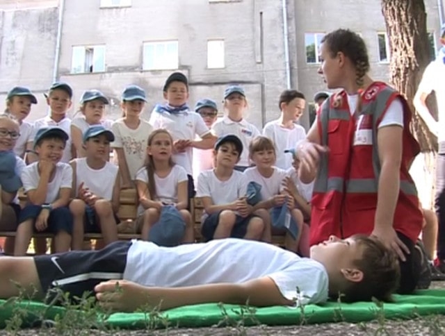 В школьном лагере детей учили безопасному поведению