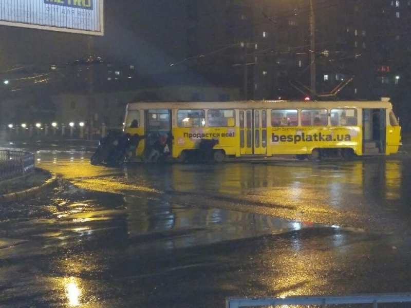 В Харькове пассажиры толкали трамвай