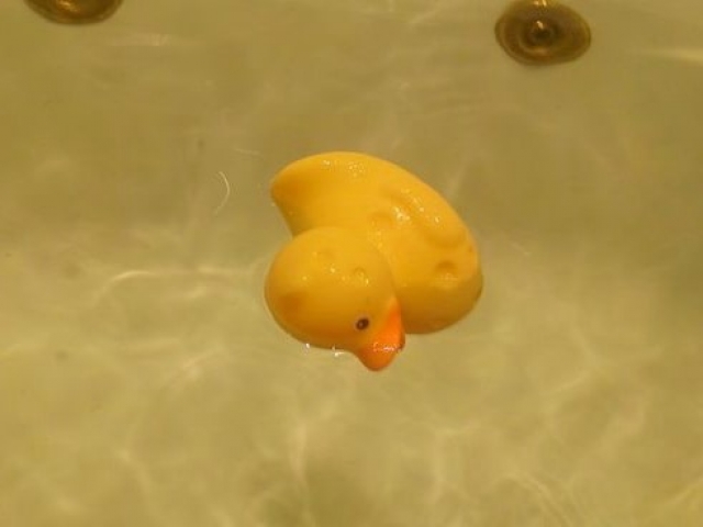 Годовалый мальчик утонул в ванне с водой – отец вышел на пару минут