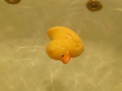 Годовалый мальчик утонул в ванне с водой – отец вышел на пару минут