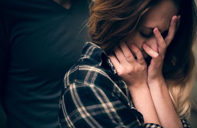 Посреди улицы незнакомец с острым предметом напал на юную харьковчанку