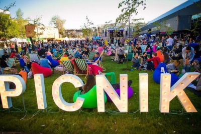 В выходные дни харьковчане смогут поплавать в бассейне на надувных фламинго на «пляжном» пикнике