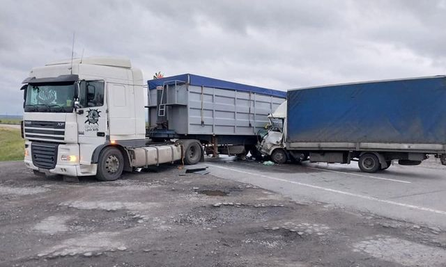 ДТП на автомобильной трассе: из грузовика на дорогу вылился ацетон