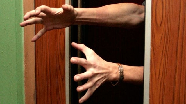 Мужчину ограбили в кабине лифта многоэтажного дома