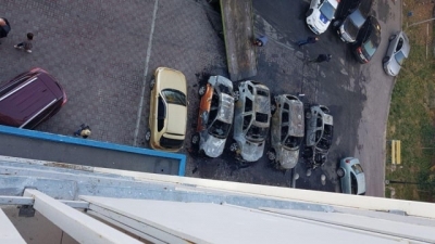 В одном из харьковских дворов пылало сразу пять машин (видео)