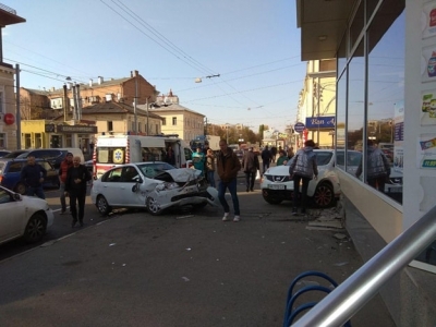 Тройное ДТП в Харькове: авто выбросило на тротуар (фото)