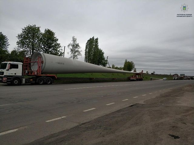 На территории Харьковщины был замечен гигантский груз (фотофакт)