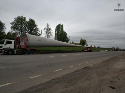 На территории Харьковщины был замечен гигантский груз (фотофакт)
