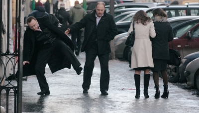 Коммунальщики борются с гололедом