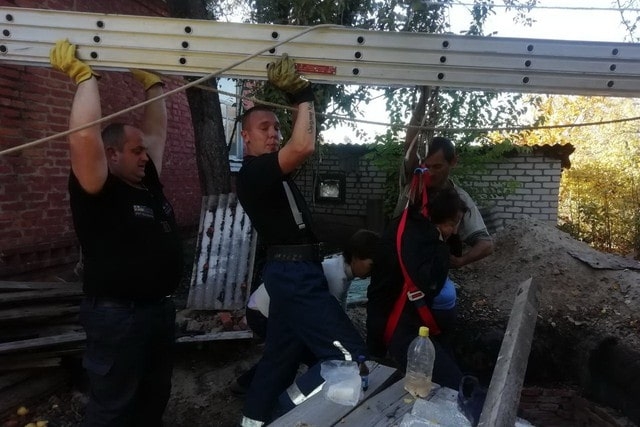 Под Харьковом спасатели вызволили из 3-метровой ямы пенсионерку (фото)