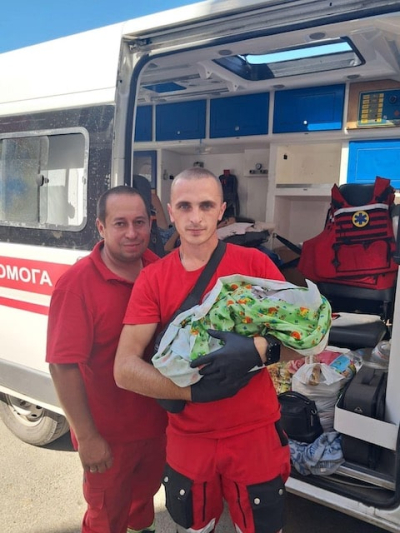 Работники экстренной медпомощи приняли роды в автомобиле