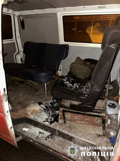 Группа молодчиков, используя стартовый пистолет, напала на автобус ТЦК