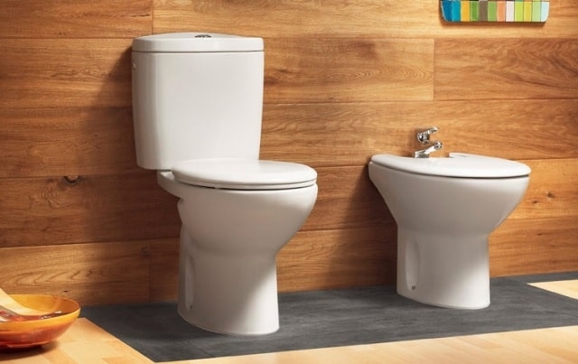 Что делать, если унитаз плохо смывает (забился где-то глубоко)