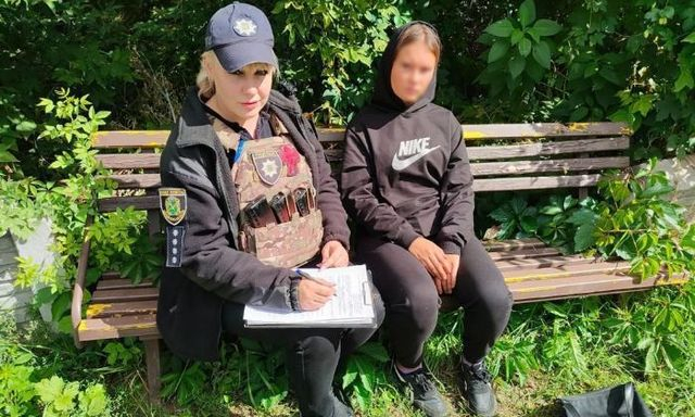 В Харькове пьяные родители выгнали свою дочь-подростка из дома