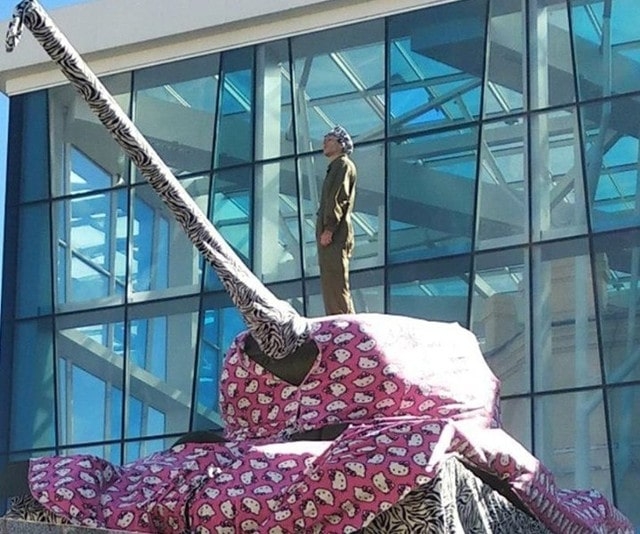 В центре Харькова «принарядилась» габаритная машина (фотофакт)