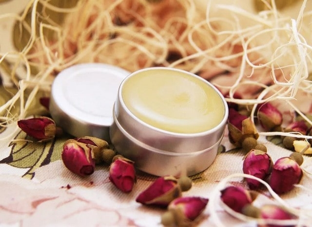 Как правильно наносить твердые духи?