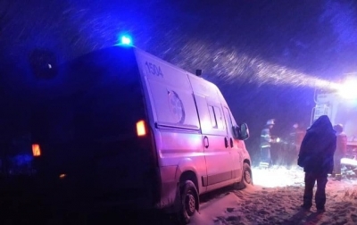 В лесу возле Волобуевки мужчина сломам ногу, по дороге к нему в снегу застряла скорая помощь