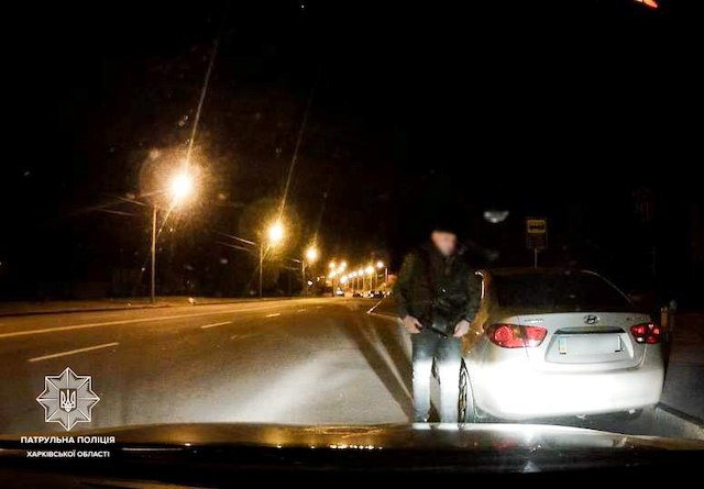 Нарушитель правил ДТП предложил патрульным полицейским взятку