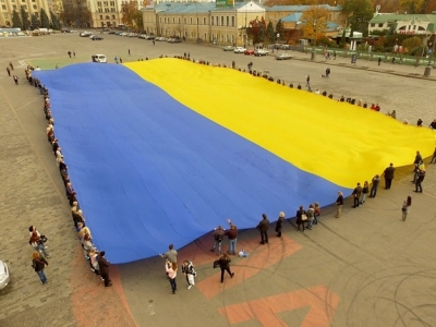 В Харькове развернули самый большой украинский флаг в мире (фотофакт)