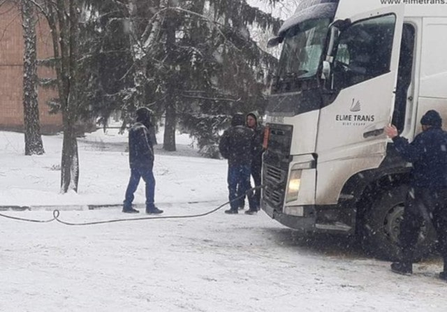 Снежные заносы и скользкая дорога – на помощь водителя приходят спасатели (фото)