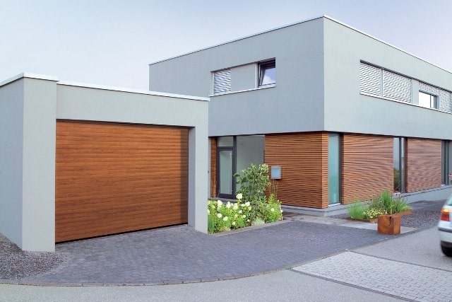 Какие ворота для гаража лучше: рулонные или секционные