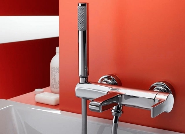 Смеситель для ванны с душем: виды, какой выбрать