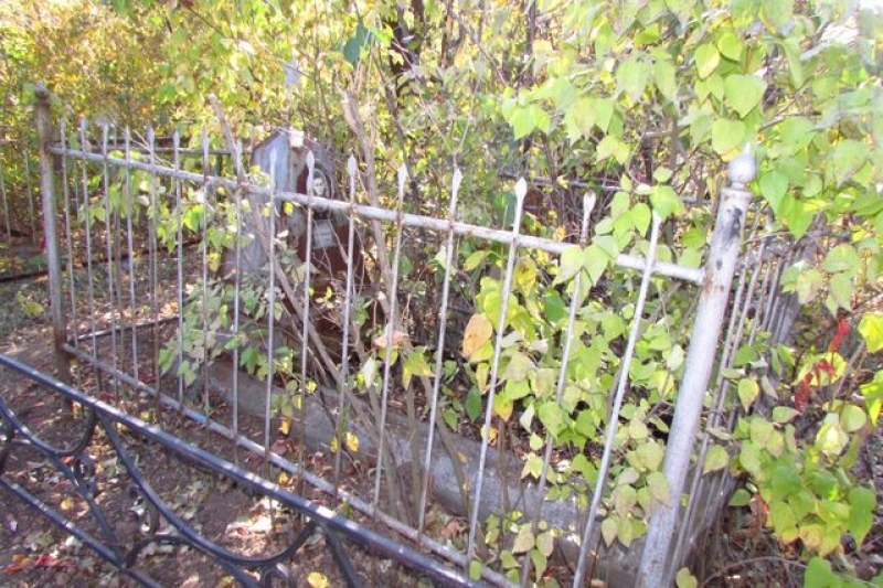 Под Харьковом женщина погибла из-за оградки на кладбище