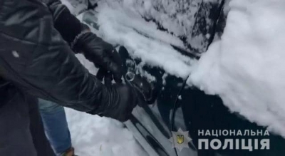 Харьковчанин несколько месяцев ездил на угнанном авто, сменив номерной знак на «евробляху»