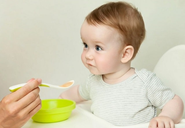 Прикорм ребёнка на грудном вскармливании: как правильно начинать